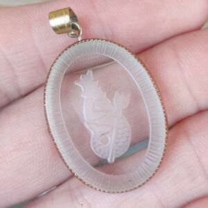 ♒ Vintage Reverse Carved Aquarius Glass Intaglio Cameo Pendant
